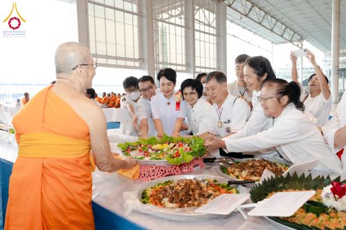 ภาพ No.203739:พิธีถวายภัตตาหารเป็นสังฆทาน แด่พระธรรมยาตรา ณ วัดพระธรรมกาย ตำบลคลองสาม อำเภอคลองหลวง จังหวัดปทุมธานี ในโครงการธรรมยาตรา กตัญญูบูชา มหาปูชนียาจารย์ พระมงคลเทพมุนี(สด จนฺทสโร) พระผู้ปราบมาร อนุสรณ์สถาน 7 แห่ง ปีที่ 13 วันที่ 30 มกราคม พ.ศ. 2568
