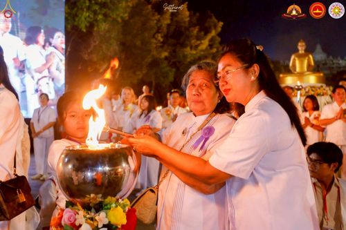 ภาพ No.224544:วันจันทร์ที่ 12 พฤษภาคม พ.ศ. 2568  ชาวพุทธในอินโดนีเซีย ร่วมฉลองวิสาขบูชาจุดประทีปกว่า 200,000 ดวง ณ พระมหาเจดีย์บรมพุทโธ  เจริญพุทธมนต์ถวาย “พระวชิรเกล้าเจ้าอยู่หัว”