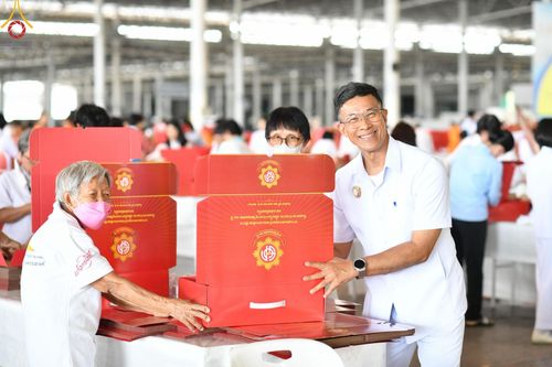 ภาพ No.210940:วันที่ 15 มีนาคม พ.ศ. 2568  บุญบรรจุกล่องไทยธรรม เพื่อถวายแด่พระสังฆาธิการ 40,000 กว่าวัดทั่วไทย ในวันคุ้มครองโลก 22 เมษายน พ.ศ. 2568