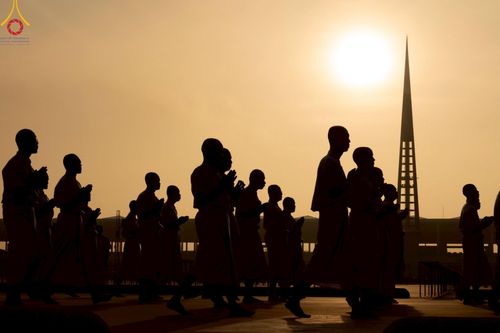 ภาพ No.217017:วันเสาร์ที่ 12 เมษายน พ.ศ. 2568 พิธีเวียนประทักษิณรอบพระมหาธรรมกายเจดีย์  พิธีวันทาเจดีย์ พิธีขอขมาและมอบผ้าไตร ในโครงการอุปสมบทหมู่ บูชาธรรมหลวงพ่อธัมมชโย, โครงการธรรมทายาท ระดับอุดมศึกษา รุ่นที่ 52 ,  โครงการบวชพระนานาชาติ AEC & WAB CEO รุ่นที่ 4 , ณ ว