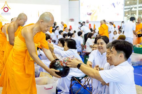 ภาพ No.223407:วันวิสาขบูชา วันอาทิตย์ที่ 11 พฤษภาคม พ.ศ. 2568 พิธีตักบาตร และปฎิบัติธรรม ณ สภาธรรมกายสากล วัดพระธรรมกาย