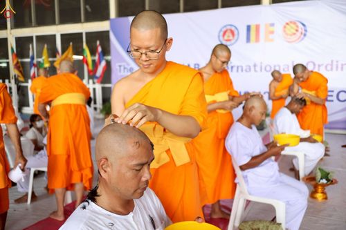 ภาพ No.230844:วันที่ 28 มิถุนายน พ.ศ. 2568 พิธีตัดปอยผมและปลงผม โครงการบวชพระนานาชาติ AEC & WAB รุ่นที่ 9 ณ วิหารคด 2 วัดพระธรรมกาย