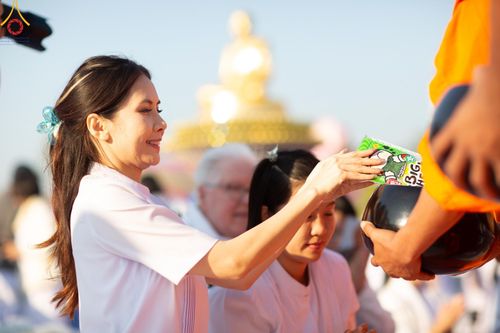 ภาพ No.195406:พิธีตักบาตรพระธรรมยาตรา ณ อนุสรณ์สถานลำดับที่ 3 สถานที่เกิดใหม่ในเพศสมณะ วัดสองพี่น้อง ต.ต้นตาล อ.สองพี่น้อง จ.สุพรรณบุรี ในโครงการธรรมยาตรา กตัญญูบูชา มหาปูชนียาจารย์ พระมงคลเทพมุนี(สด จนฺทสโร) พระผู้ปราบมาร ปีที่ 13 วันที่ 15 มกราคม พ.ศ.2568