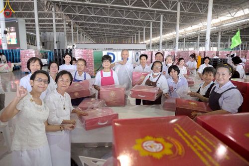 ภาพ No.214399:วันที่ 29 มีนาคม พ.ศ.2568 กิจกรรมใส่ถุงซิปกล่องไทยธรรม เพื่อรักษาความประณีตของกล่องไทยธรรม ในทุกสภาพอากาศ ณ บ้านแก้วเรือนทองคุณยาย วัดพระธรรมกาย