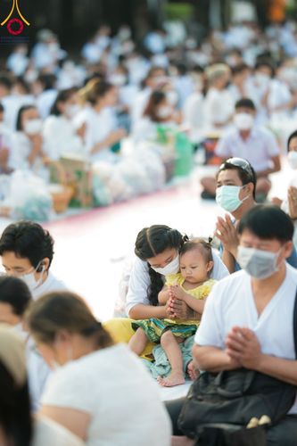 ภาพ No.101885:ตักบาตรพระ 10,000 รูป เติมบุญให้แผ่นดิน เนื่องในโอกาส 192 ปี จังหวัดกาญจนบุรี หนึ่งในโครงการตักบาตรพระ 2,000,000 รูป  77 จังหวัดทุกวัดทั่วไทย วันจันทร์ที่ 11 ธันวาคม พ.ศ. 2566 บริเวณถนนสองแคว (SKY WALK) เมืองกาญจนบุรี