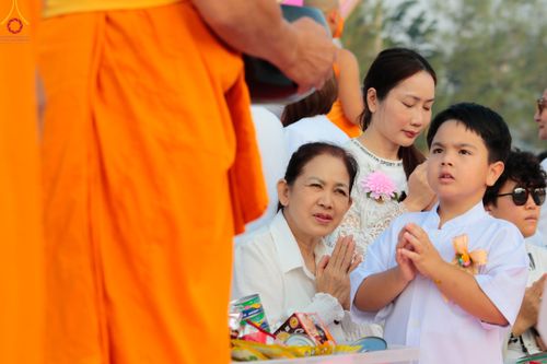 ภาพ No.110310:พิธีตักบาตรพระธรรมยาตราฯ ในโครงการธรรมยาตรากตัญญูบูชา มหาปูชนียาจารย์ พระมงคลเทพมุนี(สด จนฺทสโร) พระผู้ปราบมาร ปีที่ 12 ณ อนุสรณ์สถานลำดับที่ 2 สถานที่ตั้งมโนปณิธานบวชตลอดชีวิต อนุสรณ์สถานบางนางแท่น จ.นครปฐม วันที่ 11 มกราคม พ.ศ. 2567
