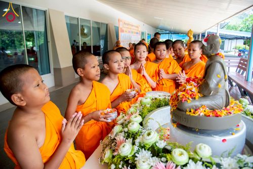 ภาพ No.218117:วันอาทิตย์ที่ 13 เมษายน พ.ศ. 2568 พิธีตักบาตรฉลองสามเณรใหม่ 75 รูป เนื่องในวันสงกรานต์ (โครงการบรรพชาสามเณรฟื้นฟูพระพุทธศาสนาทั่วไทย ประจำปีพุทธศักราช 2568) ณ ศูนย์ปฏิบัติธรรมระยอง(บ้านช่องลม) ตำบลบางบุตร อำเภอบ้านค่าย จังหวัดระยอง