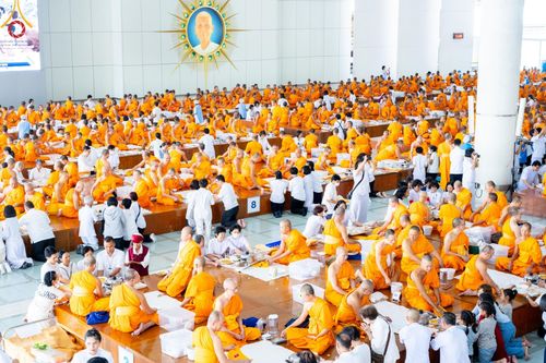 ภาพ No.157734:พิธีถวายภัตตาหารเมนูสวรรค์ ในพรรษาแห่งการเข้าถึงธรรม วันเสาร์ที่ 28 กันยายน พ.ศ. 2567 ณ หอฉันคุณยายอาจารย์ฯ วัดพระธรรมกาย