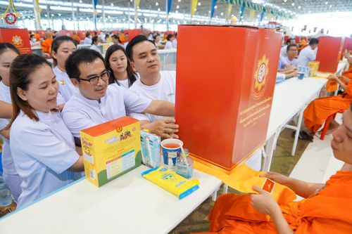 ภาพ No.147119:พิธีมุทิตาสักการะพระภิกษุ ผู้สอบได้เปรียญธรรม 9 ประโยคระดับโลกปีที่ 36, พิธีมอบโล่เกียรติยศและทุนการศึกษา สำนักเรียนบาลีดีเด่นทั่วประเทศ, พิธีถวายมหาสังฆทานคณะสงฆ์ 2,000 กว่าวัด ทั่วประเทศ ปีที่ 24, พิธีถวายไทยธรรมคณะสงฆ์ 323 วัด 4 จังหวัดชายแดนภาคใต้