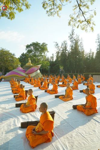 ภาพ No.186991:พระธรรมยาตราปฏิบัติธรรม และถ่ายภาพหมู่ประวัติศาสตร์ ปีที่ 13 ณ ลานทิศตะวันออก มหาวิหารพระมงคลเทพมุนี วัดพระธรรมกาย จ.ปทุมธานี วันเสาร์ที่ 28 ธันวาคม พ.ศ. 2567