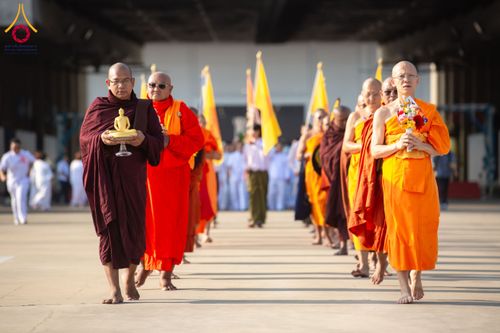 ภาพ No.209706:วันอาทิตย์ที่ 2 มีนาคม พ.ศ. 2568 พิธีภาคบ่าย สัมมนาพิเศษ, ปฏิบัติธรรม พิธีรับมอบพระบรมสารีริกธาตุ ณ สภาธรรมกายสากล วัดพระธรรมกาย