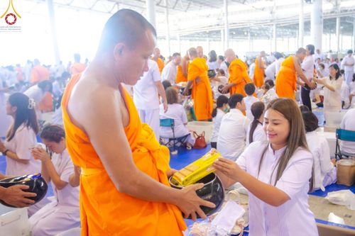 ภาพ No.139131:พิธีตักบาตร , พิธีบูชาข้าวพระ ณ ห้องแก้วสารพัด 1 สภาธรรมกายสากล วัดพระธรรมกาย วันอาทิตย์ต้นเดือนที่ 2 มิถุนายน พ.ศ. 2567