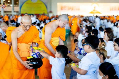 ภาพ No.151065:พิธีตักบาตร ในวันอาทิตย์ต้นเดือน วันที่ 1 กันยายน พ.ศ. 2567 ณ สภาธรรมกายสากล วัดพระธรรมกาย