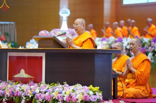 ภาพ No.177642:พิธีตักบาตรและพิธีบูชาข้าวพระ ในวันอาทิตย์ต้นเดือนที่ 1 ธันวาคม พ.ศ. 2567 ณ สภาธรรมกายสากล วัดพระธรรมกาย