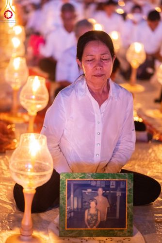 ภาพ No.112079:พิธีจุดประทีปถวายเป็นพุทธบูชา และบูชาธรรมมหาปูชนียาจารย์ พระมงคลเทพมุนี(สด จนฺทสโร) ในโครงการธรรมยาตรา กตัญญูบูชา มหาปูชนียาจารย์ พระมงคลเทพมุนี(สด จนฺทสโร) พระผู้ปราบมาร อนุสรณ์สถาน 7 แห่ง ปีที่ 12 วันที่ 14 มกราคม พ.ศ. 2567 ณ วัดสองพี่น้อง อ.สองพี่น้อง