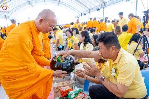 ภาพ No.146509:มหาสังฆทานถวายเป็นพุทธบูชาครั้งยิ่งใหญ่ โครงการทำบุญตักบาตร เพื่อถวายเป็นพระราชกุศล เนื่องในโอกาสมหามงคลเฉลิมพระชนมพรรษา พระบาทสมเด็จพระเจ้าอยู่ห้วฯ ทรงเจริญพระชนมพรรษา 6 รอบ 72 พรรษา