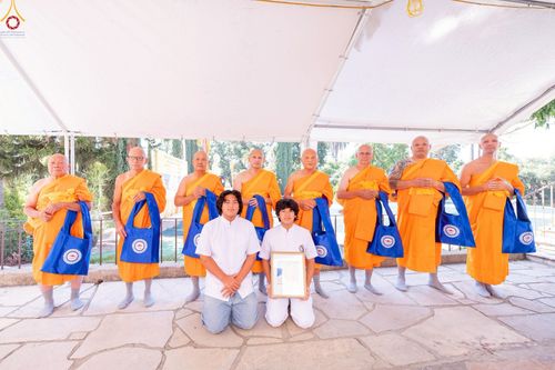 ภาพ No.252303:วันที่ 4-5 ตุลาคม พ.ศ. 2568  วัดพระธรรมกายแคลิฟอร์เนีย ประเทศสหรัฐอเมริกา ได้จัดพิธีตัดปอยผม โดยคณะสงฆ์ ญาติ ๆ และสาธุชน ให้กับนาคธรรมทายาท 8 ท่าน และได้จัดพิธีบรรพชา-อุปสมบท ฉลองพิธีทอดกฐินบรมจักรพรรดิ สร้างอุโบสถ 82 ปี บูชาธรรมหลวงพ่อธัมมชโย