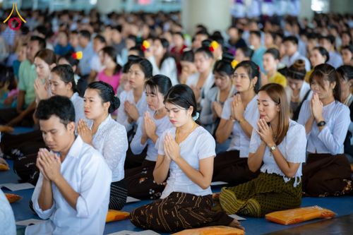 ภาพ No.143742:พิธีถวายผ้าไตร, สวดธรรมจักร, ปฏิบัติธรรม และฟังแสดงพระธรรมเทศนา ภาษาเมียนมา โดยมีสาธุชนชาวเมียนมากว่า 4,000 คน เข้าร่วมพิธี ณ มหารัตนวิหารคด วัดพระธรรมกาย วันอาทิตย์ที่ 7 กรกฎาคม พ.ศ. 2567