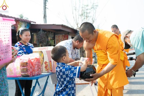 ภาพ No.62317:Photo Story  มหัศจรรย์วัดดงดินแดง Episode 4 กิจกรรมตักบาตรฉลองพระ-เณรกว่า 500 รูป
