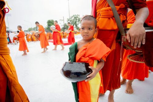 ภาพ No.226144:วันอาทิตย์ที่ 25 พฤษภาคม พ.ศ. 2568 พิธีตักบาตรพระ 1,000 รูปเมืองตรัง ครบรอบ 110 ปี เมืองทับเที่ยง ถวายเป็นพุทธบูชา ถวายเป็นพระราชกุศลแด่รัชกาลที่ 10 และอุทิศส่วนกุศลแด่อดีตเจ้าเมืองตรัง และบรรพบุรุษ ณ บริเวณหน้าศาลากลางจังหวัดตรัง ถนนพระราม 6