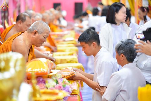 ภาพ No.203581:พิธีทอดผ้าป่าทำนุบำรุงศาสนสถาน ณ วัดตะเคียน ตำบลบางคูเวียง อำเภอบางกรวย จังหวัดนนทบุรี ในโครงการธรรมยาตรา กตัญญูบูชา มหาปูชนียาจารย์ พระมงคลเทพมุนี(สด จนฺทสโร) พระผู้ปราบมาร อนุสรณ์สถาน 7 แห่ง ปีที่ 13 วันที่ 29 มกราคม พ.ศ. 2568