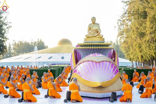 ภาพ No.104458:พระธรรมยาตราร่วมปฏิบัติธรรม และถ่ายภาพหมู่ประวัติศาสตร์ หน้ามหาวิหารพระมงคลเทพมุนี วันที่ 27 ธันวาคม พ.ศ. 2566