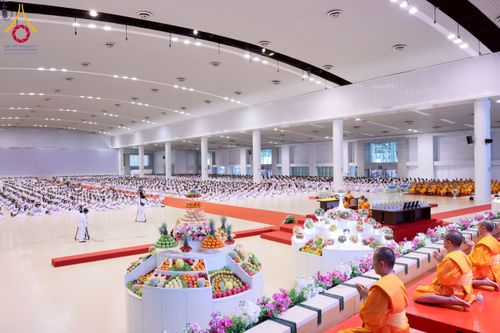 ภาพ No.232085:วันอาทิตย์ที่ 6 กรกฏาคม พ.ศ. 2568 พิธีตักบาตร ข้าวสารอาหารแห้ง  พิธีบูชาข้าวพระ สัมมนาพิเศษราชเหล็ก ณ สภาธรรมกายสากล วัดพระธรรมกาย