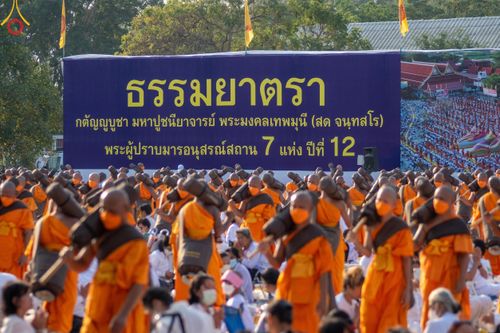 ภาพ No.110456:พิธีต้อนรับพระธรรมยาตรา ในโครงการธรรมยาตรากตัญญูบูชา มหาปูชนียาจารย์ พระมงคลเทพมุนี(สด จนฺทสโร) พระผู้ปราบมาร อนุสรณ์สถาน 7 แห่ง ปีที่ 12 วันที่ 11 มกราคม พ.ศ. 2567 ณ อนุสรณ์สถานลำดับที่ 3 สถานที่เกิดใหม่ในเพศสมณะ วัดสองพี่น้อง จ.สุพรรณบุรี