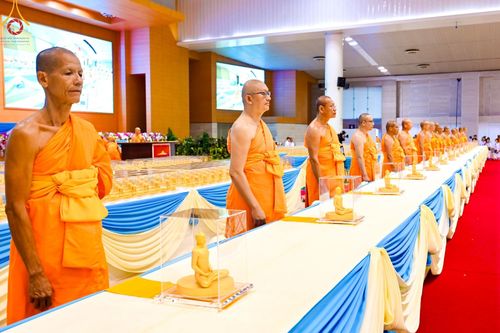 ภาพ No.159543:สัมมนาพิเศษและพิธีมอบองค์พระธรรมกาย 2,000 องค์ ณ ห้องแก้วสารพัดนึก 1 วัดพระธรรมกาย วันอาทิตย์ต้นเดือนที่ 6 ตุลาคม พ.ศ. 2567