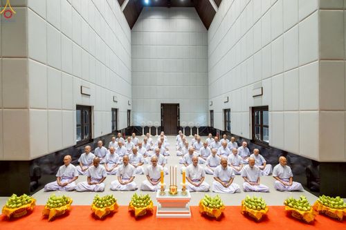 ภาพ No.228925:วันเสาร์ที่ 14 มิถุนายน พ.ศ. 2568 พิธีเวียนประทักษิณ , พิธีขอขมารับผ้าไตร ในโครงการบรรพชาอุปสมบทหมู่ ผู้บริหารรุ่นที่ 15 และ อุดมศึกษา รุ่นที่ 52 ณ โบสถ์พระไตรปิฎก วัดพระธรรมกาย