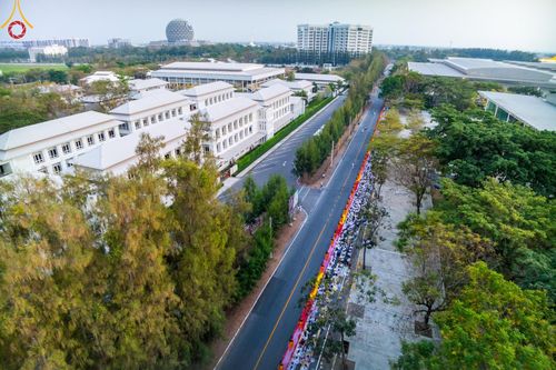 ภาพ No.202077:พิธีต้อนรับพระธรรมยาตรา ณ อนุสรณ์สถานลำดับที่ 7 สถานที่ขยายวิชชาธรรมกาย วัดพระธรรมกาย ต.คลองสาม อ.คลองหลวง จ.ปทุมธานี ในโครงการธรรมยาตรา กตัญญูบูชา มหาปูชนียาจารย์ พระมงคลเทพมุนี(สด จนฺทสโร) พระผู้ปราบมาร อนุสรณ์สถาน 7 แห่ง ปีที่ 13 วันที่ 26 มกราคม 2568