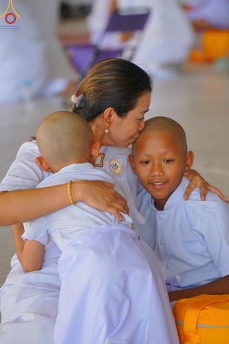 ภาพ No.133973:พิธีขอขมามอบผ้าไตร โครงการบรรพชาสามเณร ศูนย์อบรมวัดพระธรรมกาย ณ วัดพระธรรมกาย วันเสาร์ที่ 6 เมษายน พ.ศ. 2567