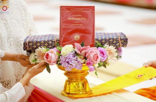 ภาพ No.138867:พิธีถวายกองทุนสนับสนุน การสร้างพระไตรปิฎกฉบับธรรมชัย และอนุรักษ์คัมภีร์ใบลาน น้อมบูชาธรรมหลวงพ่อธัมมชโย 80 ปี ณ ห้องแก้วสารพัดนึก 2 วัดพระธรรมกาย วันเสาร์ที่ 1 มิถุนายน พศ. 2567