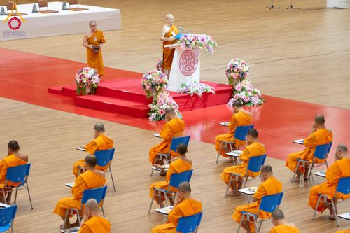 ภาพ No.208850:พระบาทสมเด็จพระเจ้าอยู่หัวทรงพระกรุณาโปรดเกล้าฯ พระราชทานภัตตาหารพระราชทาน แด่พระภิกษุ สามเณร ในการสอบบาลีสนามหลวง ณ วัดพระธรรมกาย วันที่ 22 กุมภาพันธ์ พ.ศ. 2568 ณ วัดพระธรรมกาย อำเภอคลองหลวง จังหวัดปทุมธานี