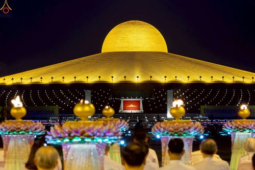 ภาพ No.224028:วันวิสาขบูชา วันอาทิตย์ที่ 11 พฤษภาคม พ.ศ. 2568 พิธีจุดวิสาขประทีป ,  พิธีเวียนประทักษิณรอบพระมหาธรรมกายเจดีย์ , พิธีฉลองชัยสวดมนต์บทธัมมจักกัปปวัตตนสูตร ครบ 7,357,000,000 จบ ณ มหารัตนวิหารคด วัดพระธรรมกาย