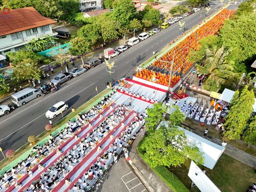 ภาพ No.235218:วันอาทิตย์ที่ 27 กรกฎาคม พ.ศ. 2568 พิธีตักบาตรพระ1,000 รูป ทำบุญเมืองพัทลุง ประธานสงฆ์ พระปริยัติวชิโรดม  เจ้าคณะจังหวัดพัทลุง ประธานฆราวาส นายรัฐศาสตร์ ชิดชู  ผู้ว่าราชการจังหวัดพัทลุง