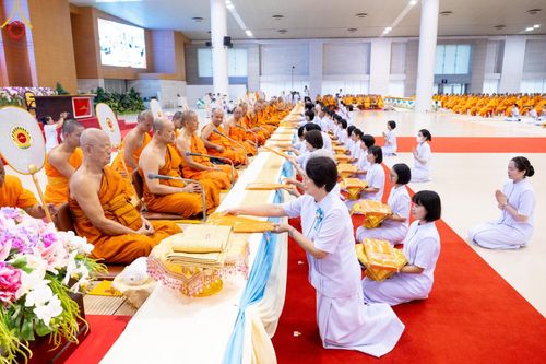 ภาพ No.146156:วันมหารำลึก ครั้งที่ 34 พิธีร่วมรำลึกถึงนักสร้างบารมีที่ล่วงลับไปแล้ว , พิธีสวดพระพุทธมนต์ ณ ห้องแก้วสารพัดนึก 1 วัดพระธรรมกาย วันเสาร์ที่ 27 กรกฎาคม พ.ศ. 2567