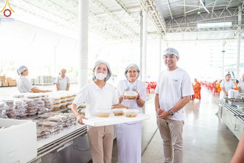 ภาพ No.58885:V.40 ภัตตาหารพระหมื่นวัด เราจัดให้ การปฏิบัติงานของเจ้าหน้าที่และอาสาสมัคร เพื่อรับบุญในการถวายภัตตาหาร แด่คณะสงฆ์ 10,000 กว่าวัดทั่วประเทศ ที่มาร่วมงานวันคุ้มครองโลก จันทร์ที่ 22 เมษายน พ.ศ. 2567 ณ วัดพระธรรมกาย