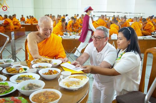 ภาพ No.205748:พิธีสวดพระพุทธมนต์ และถวายภัตตาหารเมนูสวรรค์แด่พระภิกษุ สามเณร วันจันทร์ที่ 3 กุมภาพันธ์ พ.ศ. 2568 ณ หอฉันคุณยายอาจารย์ฯ วัดพระธรรมกาย