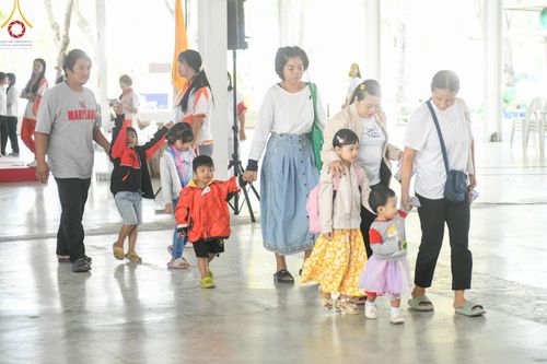 ภาพ No.193931:วัดพระธรรมกาย จัดงานวันเด็กแห่งชาติ ประจำปี พ.ศ.2568 ออกร้านอาหาร 200 ร้าน มอบของขวัญหลายหมื่นชิ้น วันที่ 12 มกราคม พ.ศ. 2568 วัดพระธรรมกาย อ.คลองหลวง จ.ปทุมธานี