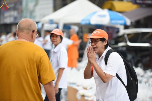 ภาพ No.151697:V.55 ทีมใหญ่ที่หาดใหญ่ เจ้าหน้าที่ทุกสถานะ หลายสัญชาติ ร่วมกันจัดงานตักบาตรที่หาดใหญ่ วันที่ 10-11 สิงหาคม พ.ศ. 2567