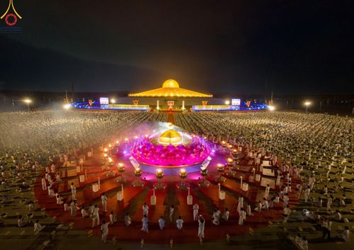 ภาพ No.160648:พิธีจุดประทีป 20,000 ดวง บูชาพระมหาธรรมกายเจดีย์ และบูชาพระมงคลเทพมุนี (สด จนฺทสโร) พระผู้ปราบมาร ณ ลานธรรม พระมหาธรรมกายเจดีย์ วัดพระธรรมกาย จ.ปทุมธานี วันที่ 10 ตุลาคม พ.ศ. 2567