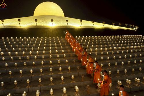 ภาพ No.253700:วันที่ 10 ตุลาคม พ.ศ. 2568 พิธีจุดประทีปบูชาพระผู้ปราบมาร, พิธีจุดประทีปบนพระมหาธรรมกายเจดีย์  20,000 ดวง เนื่องในวันคล้ายวันเกิดครบรอบ 141 ปี พระมงคลเทพมุนี (สด จนฺทสโร)