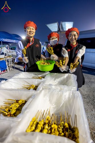 ภาพ No.198390:พิธีถวายภัตตาหารเป็นสังฆทาน แด่พระธรรมยาตรา ณ อนุสรณ์สถานบางปลา วัดบางปลา อำเภอบางเลน จังหวัดนครปฐม ในโครงการธรรมยาตรา กตัญญูบูชา มหาปูชนียาจารย์ พระมงคลเทพมุนี(สด จนฺทสโร) พระผู้ปราบมาร อนุสรณ์สถาน 7 แห่ง ปีที่ 13 วันที่ 20 มกราคม พ.ศ. 2568