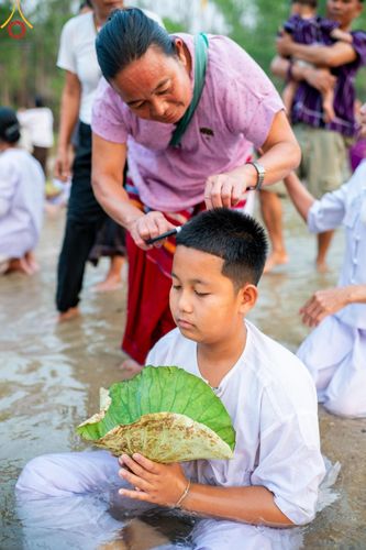 ภาพ No.63341:Photo Story  มหัศจรรย์วัดดงดินแดง Episode 1  พิธีปลงผมนาคธรรมทายาท  ในโครงการบรรพชาอุปสมบทหมู่ ฟื้นฟูพระพุทธศาสนาทั่วไทย วัดดงดินแดง ณ ลำน้ำแม่ตื่น อ.อมก๋อย จ.เชียงใหม่ วันที่ 2 เมษายน พ.ศ. 2567