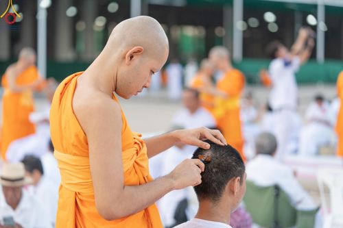 ภาพ No.180062:พิธีปลงผมนาคธรรมทายาท ในโครงการอุปสมบทหมู่ บูชาธรรมมหาปูชนียาจารย์ (ศูนย์อบรมวัดพระธรรมกาย) วันที่ 1 ธันวาคม พ.ศ. 2567 ณ ลานธรรมหารัตนวิหารคด วัดพระธรรมกาย จ.ปทุมธานี