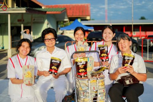 ภาพ No.150867:พิธีเจริญพระพุทธมนต์ และทำบุญตักบาตรแด่คณะสงฆ์ จำนวน 121 รูป เนื่องในโอกาสฉลองครบรอบ 120 ปี อำเภอคลองหลวง จังหวัดปทุมธานี เพื่อถวายเป็นพุทธบูชา ช่วยเหลือผู้ประสบความเดือดร้อนจากอุทกภัย และคณะสงฆ์ 323 วัด 4 จังหวัดชายแดนภาคใต้ วันเสาร์ที่ 31 สิงหาคม พ.ศ. 