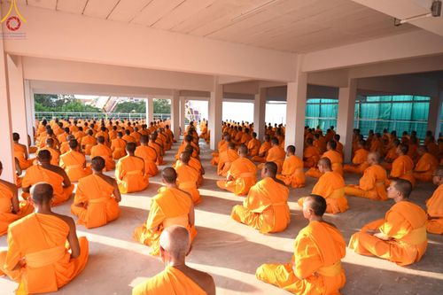 ภาพ No.201367:พระธรรมยาตราปฏิบัติธรรม และถ่ายภาพหมู่ประวัติศาสตร์ ณ อาคารธรรมยาตรา กตัญญูบูชามหาปูชนียาจารย์  ตรงข้ามวัดปากน้ำภาษีเจริญ จ.กรุงเทพมหานคร ในโครงการธรรมยาตรา กตัญญูบูชา มหาปูชนียาจารย์ พระมงคลเทพมุนี(สด จนฺทสโร) พระผู้ปราบมาร อนุสรณ์สถาน 7 แห่ง ปีที่ 13