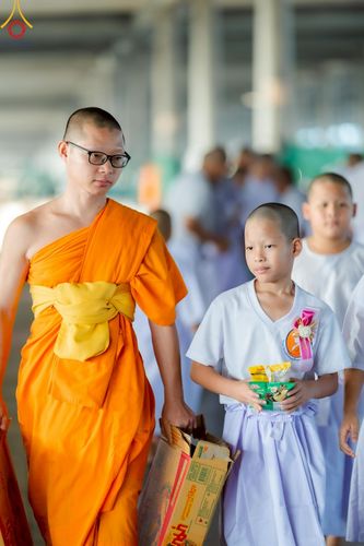 ภาพ No.214658:วันศุกร์ที่ 4 เมษายน พ.ศ.2568 นาคธรรมทายาทตักบาตรพระพี่เลี้ยง ในโครงการบรรพชาสามเณร ฟื้นฟูพระพุทธศาสนาทั่วไทย ณ วิหารคด 22 วัดพระธรรมกาย