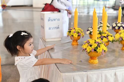 ภาพ No.143460:พิธีตักบาตร ข้าวสารอาหารแห้ง ณ บ้านแก้วเรือนทองคุณยายฯ และ พิธีบูชาข้าวพระ  ณ สภาธรรมกายสากล วัดพระธรรมกาย วันอาทิตย์ที่ 7 กรกฎาคม พ.ศ. 2567